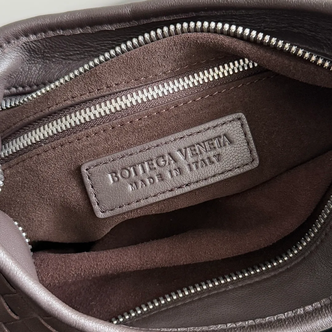 Batch 1660 BOTTEGA VENETA 2025 new men's small Veneto crossbody bag is made of lambskin, elegantly extends to the strap, fits perfectly on the upper body, and the light and neat shape is suitable for all your choices for business trips, travel or daily life. Top zipper, interior two compartments, extra-large capacity. The classic Veneta shape has been redesigned and turned into a bag that can be worn cross-body, simple yet stylish. Although it is designed as a men’s bag, it is also very suitable for girls to carry! The back is so handsome🕶! More aura ~ The shoulder straps are reasonably designed, making it comfortable and stylish to carry cross-body. The bag has a practical capacity and can easily fit your daily needs~ Whether it is paired with casual wear for going out on the street or with formal wear for commuting, put it on and your fashion sense will rise in a straight line📈! Style number: 836918 Size: 27*17*2.5cm